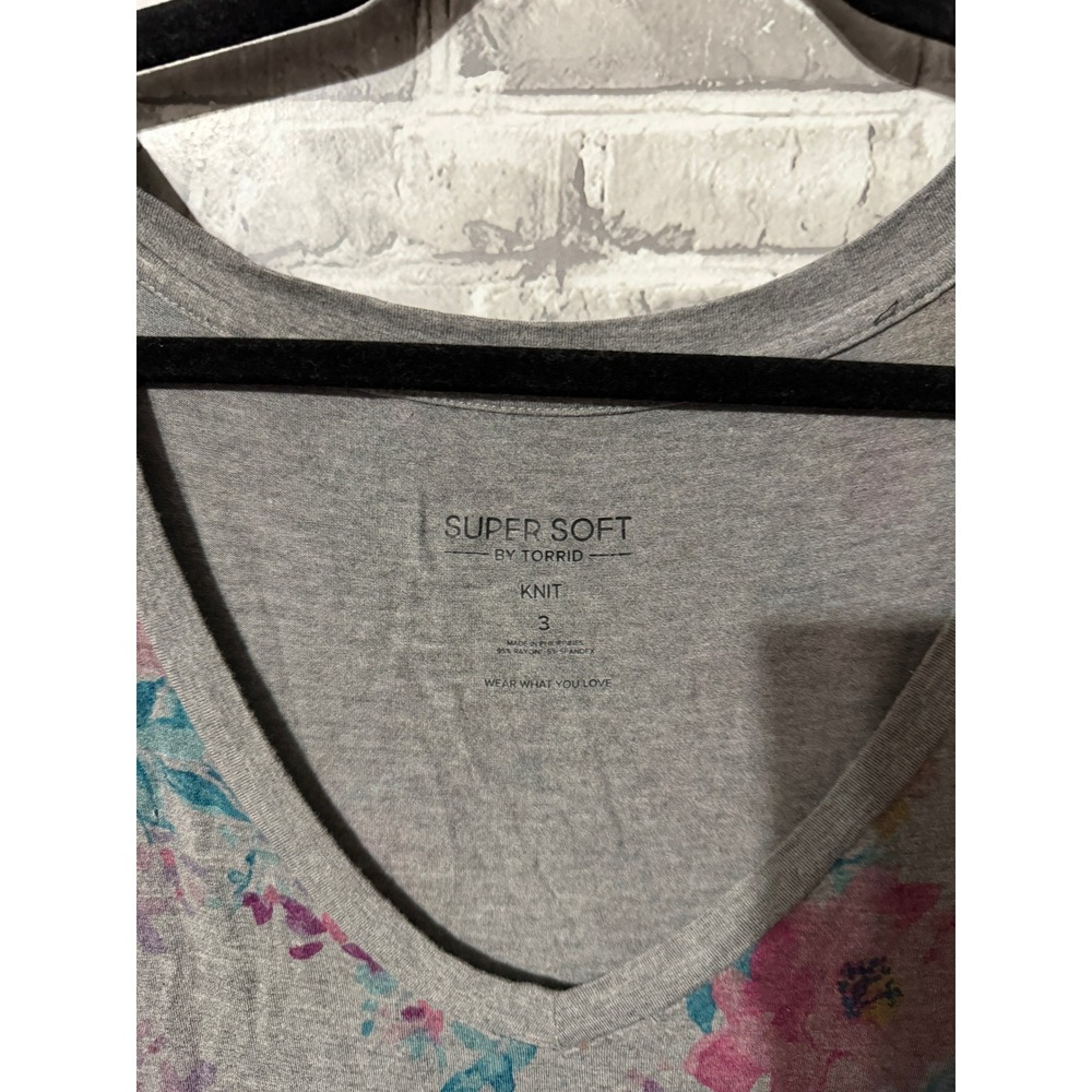 Torrid Super Soft Knit Floral V-Neck Short Sleeve Tee Gray Plus Size 3 3X - Picture 2 of 3